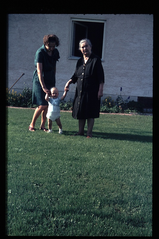 36.Regensburg jun 1966 Omi,Mama,Peter.JPG